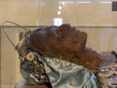 Una curiosit�: il corpo della santa appare come mummificato, anche se indagini effettuate nel 2005 hanno dimostrato che si tratta in realt� di ossa umane ricomposte e tenute insieme da uno strato di cartapesta rivestita di seta